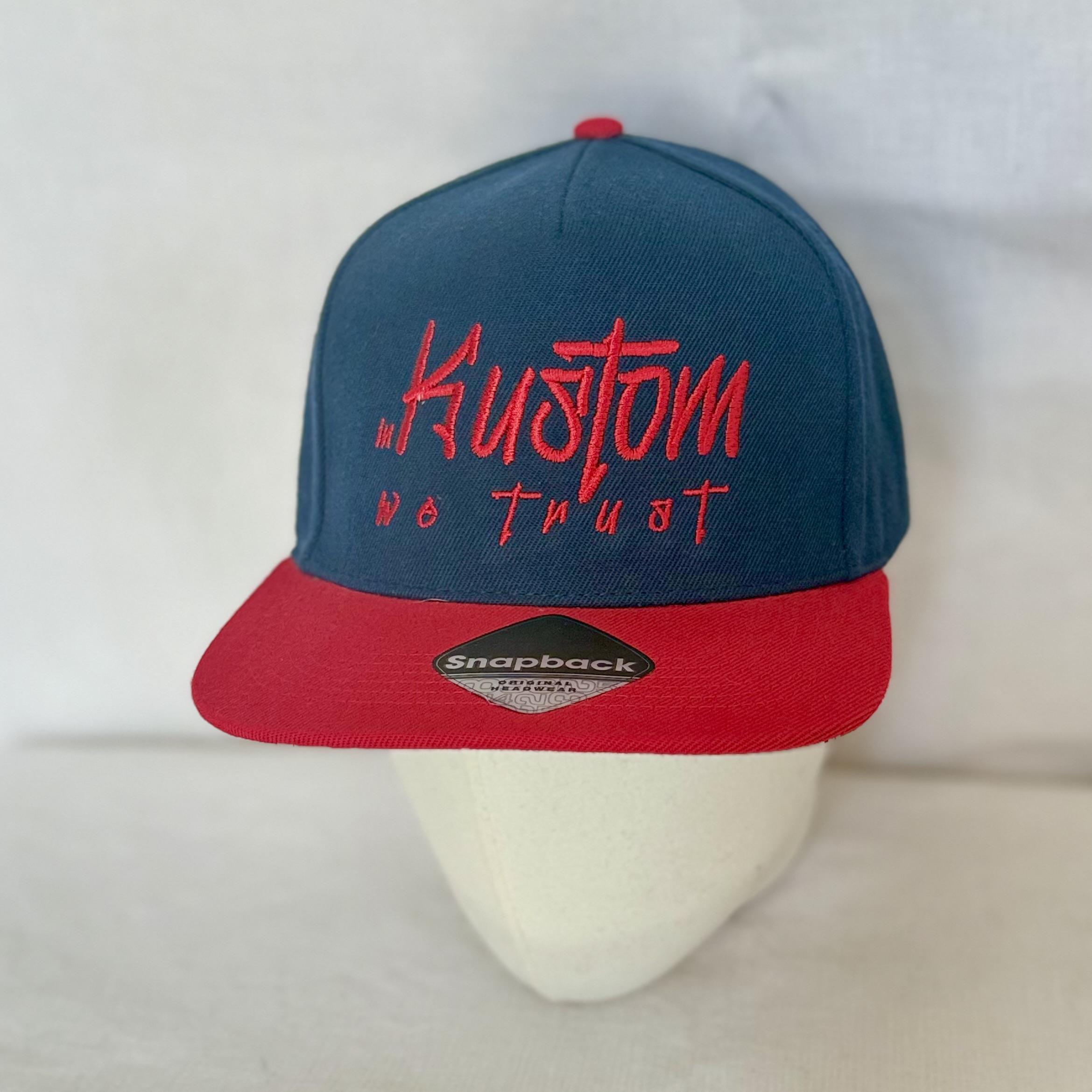 Casquette In Kustom we trust bi colore Casquette SNAPBACK - In Kustom we Trust - Bicolore bleu marine et rouge – Image 1