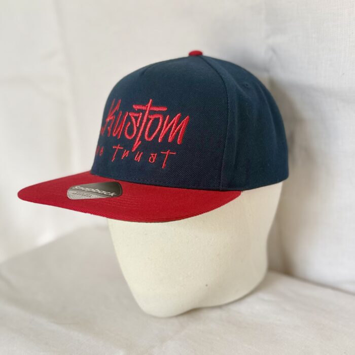Casquette SNAPBACK - In Kustom we Trust - Bicolore bleu marine et rouge – Image 2