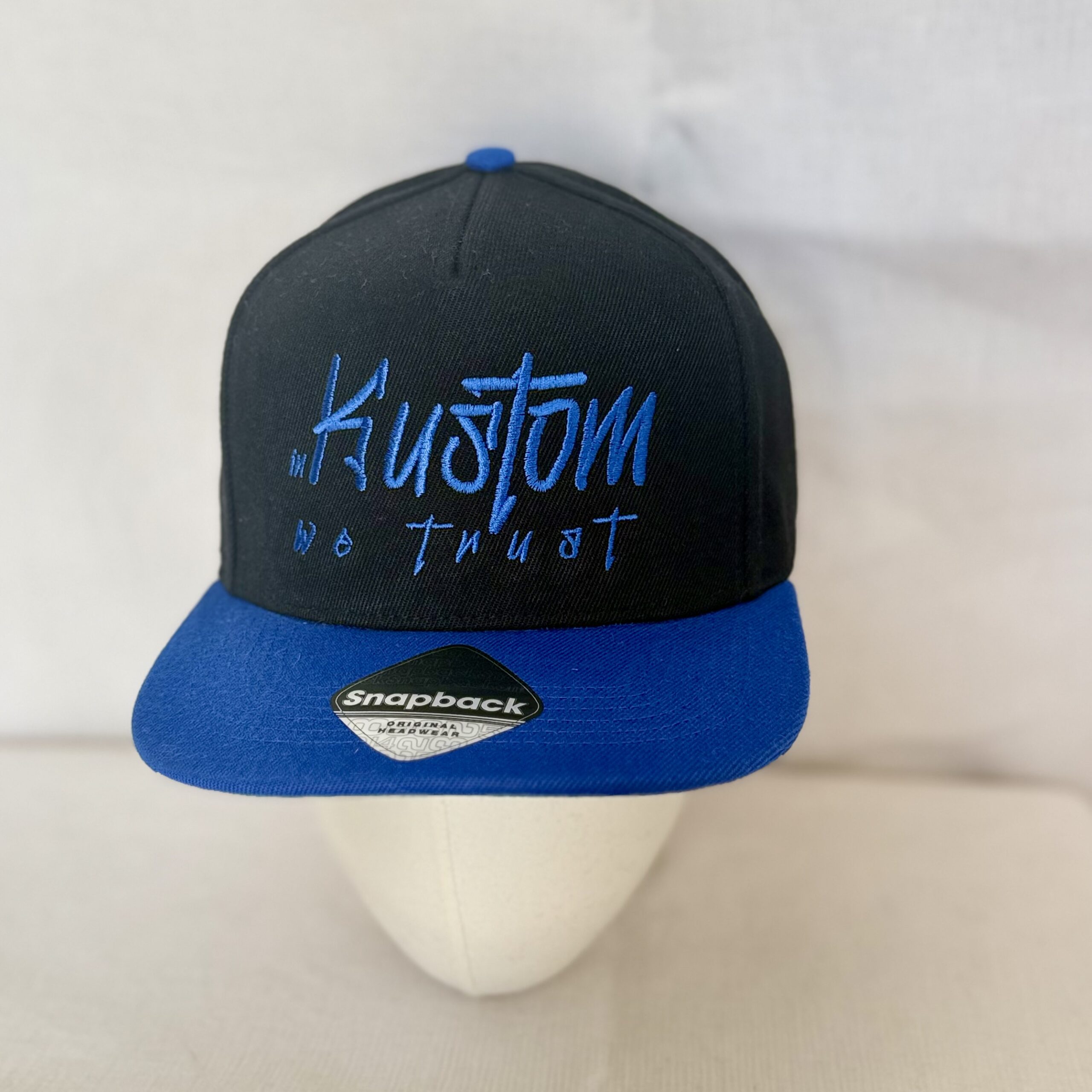 Casquette Inkustomwetrust Casquette SNAPBACK - In Kustom we Trust - bicolore Noir et bleu roi – Image 1